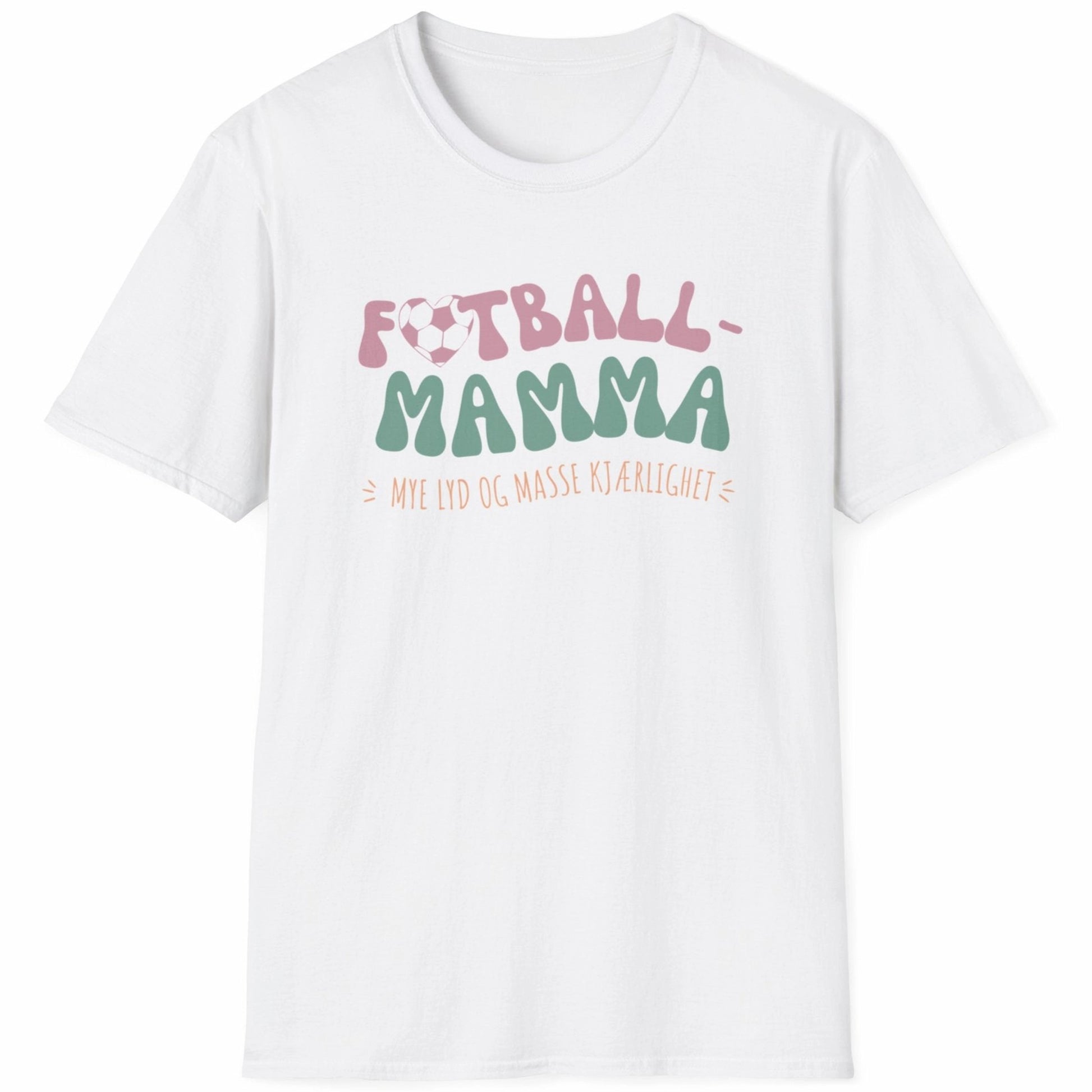 Hvit T-skjorte med teksten "Fotball-Mamma – Mye lyd og masse kjærlighet" i en fargerik, leken stil.