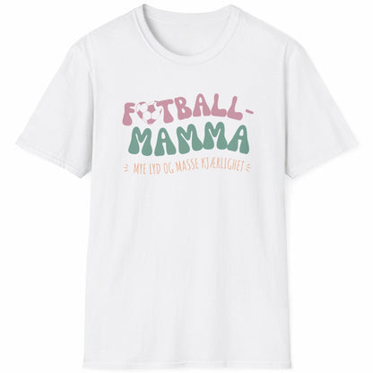 Hvit T-skjorte med teksten "Fotball-Mamma – Mye lyd og masse kjærlighet" i en fargerik, leken stil.
