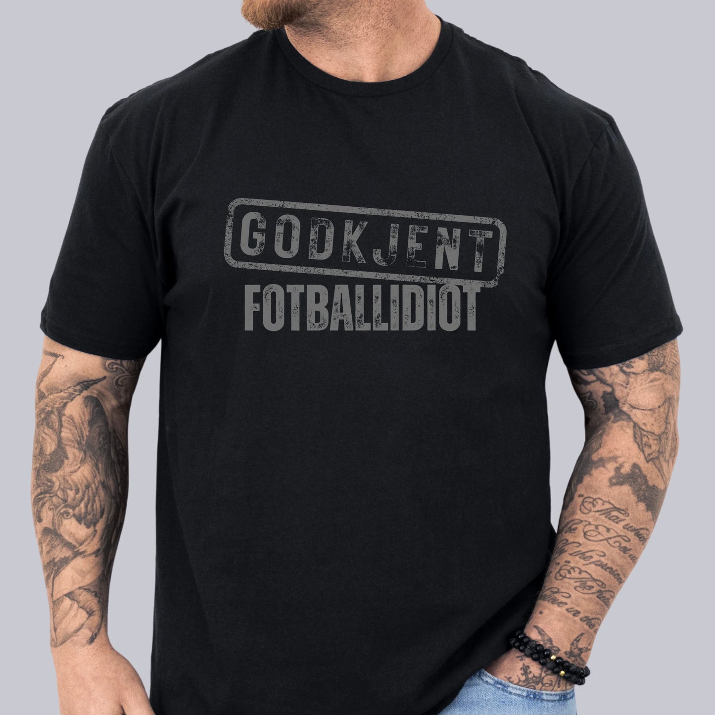 Svart t-skjorte med teksten Godkjent Fotballidiot  