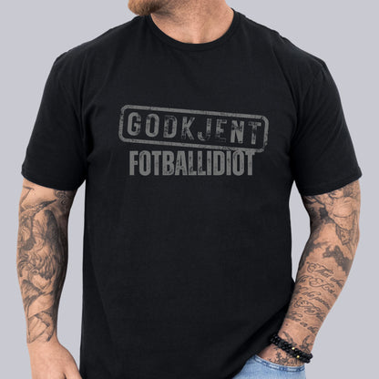 Svart t-skjorte med teksten Godkjent Fotballidiot  