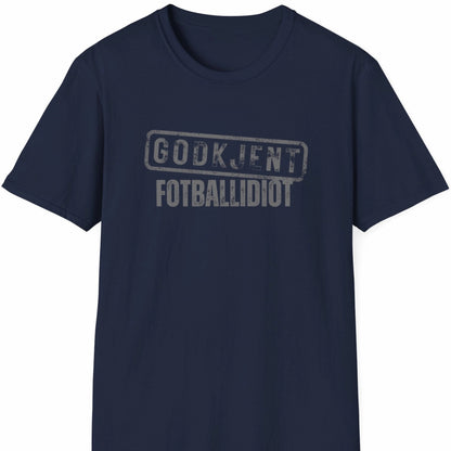 Mørk blå t-skjorte med teksten Godkjent Fotballidiot