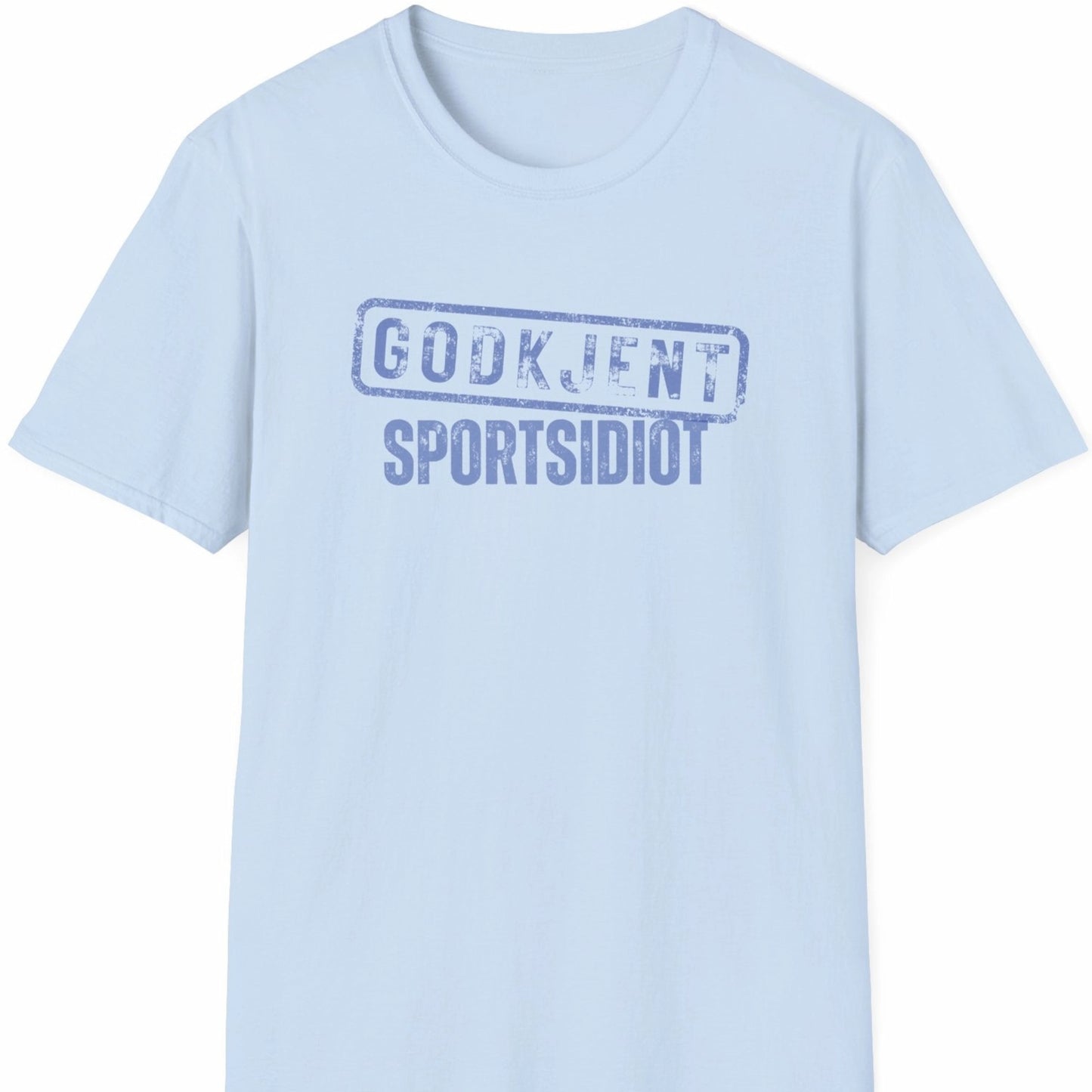 Lys blå T-skjorte med teksten «GODKJENT» i stempelstil over ordet «SPORTSIDIOT».