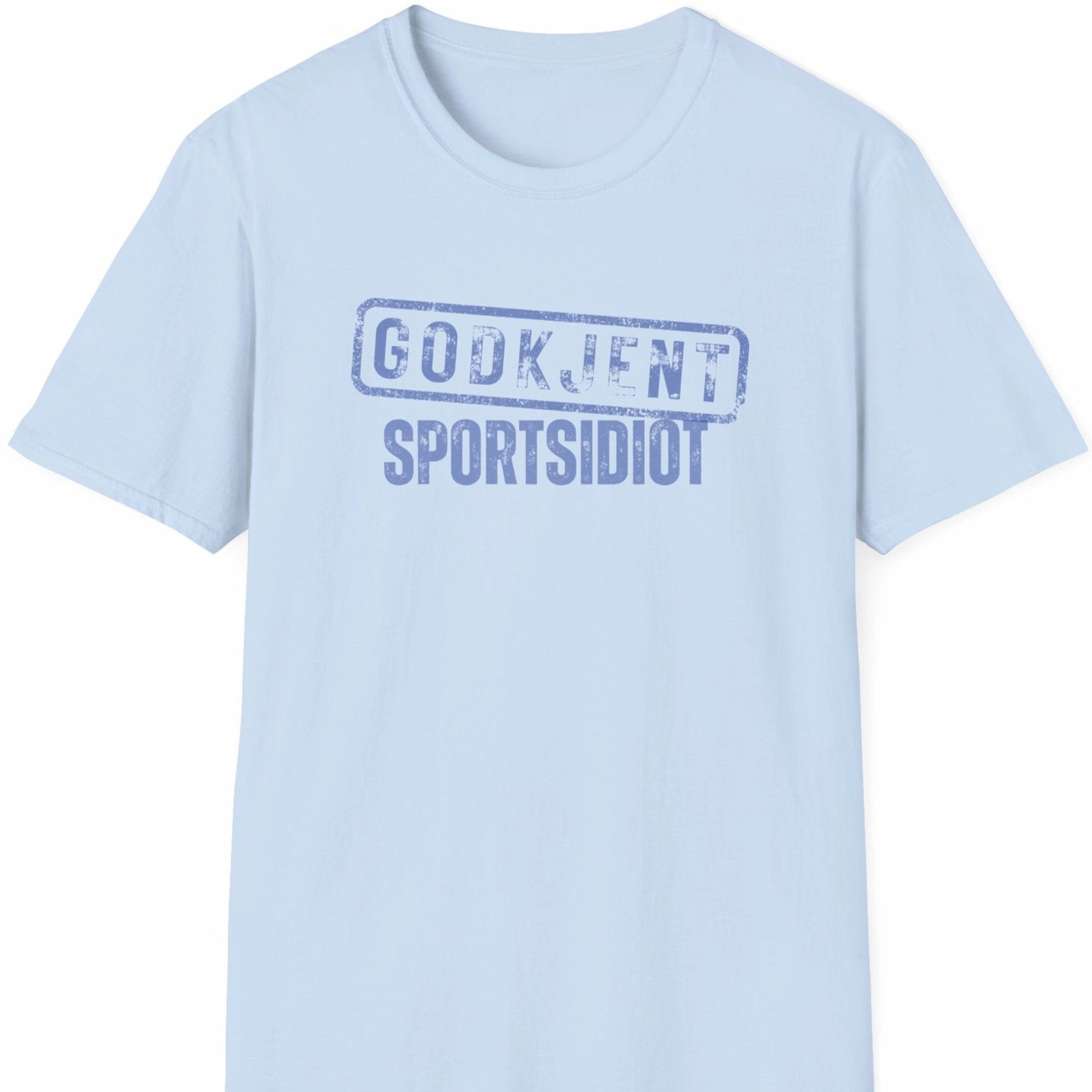Lys blå T-skjorte med teksten «GODKJENT» i stempelstil over ordet «SPORTSIDIOT».