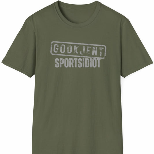 Militærgrønn T-skjorte med teksten «GODKJENT» i stempelstil over ordet «SPORTSIDIOT».