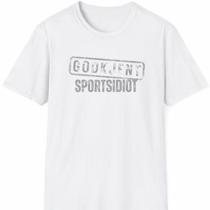 Hvit T-skjorte med teksten «GODKJENT» i stempelstil over ordet «SPORTSIDIOT».