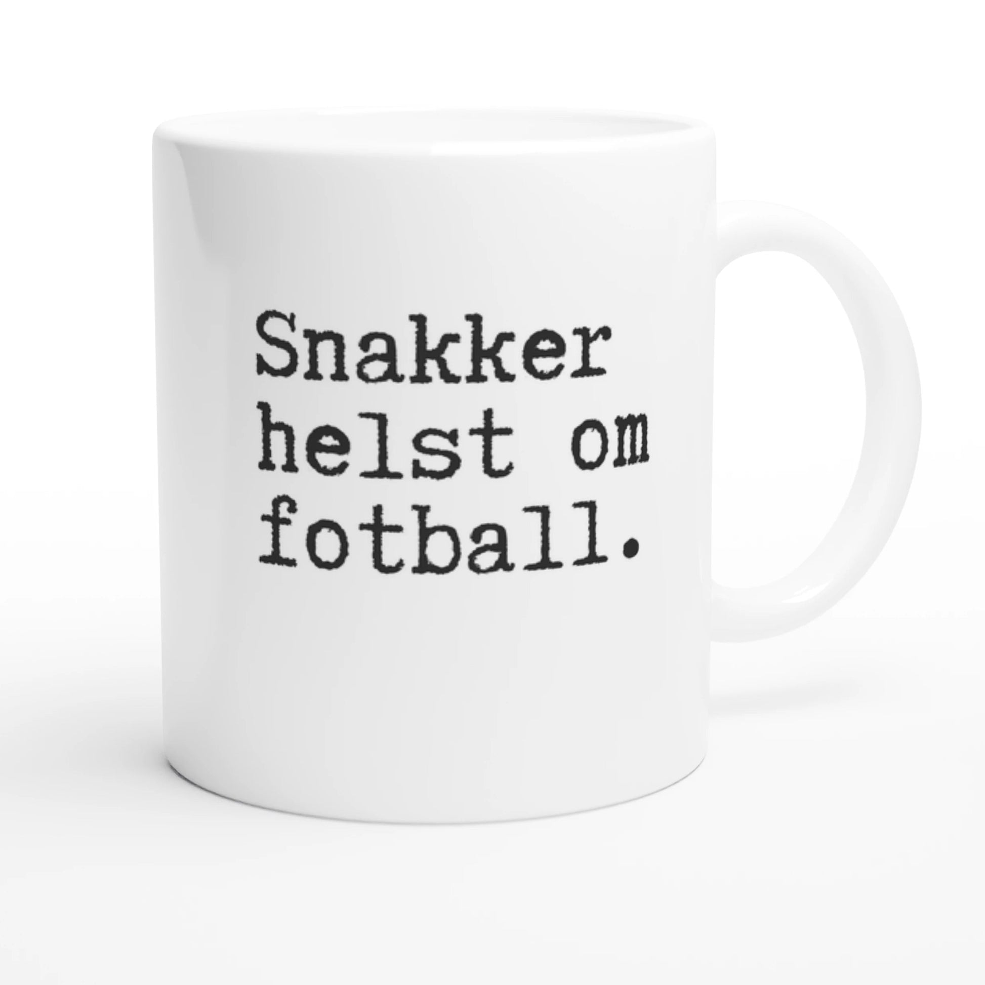 Hvitt krus med sort tekst som sier "Snakker helst om fotball." i minimalistisk skrivemaskinstil.