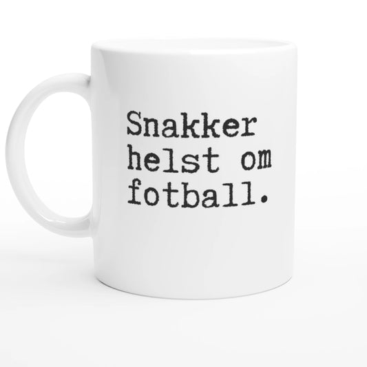 Hvitt krus med sort tekst som sier "Snakker helst om fotball." i minimalistisk skrivemaskinstil.