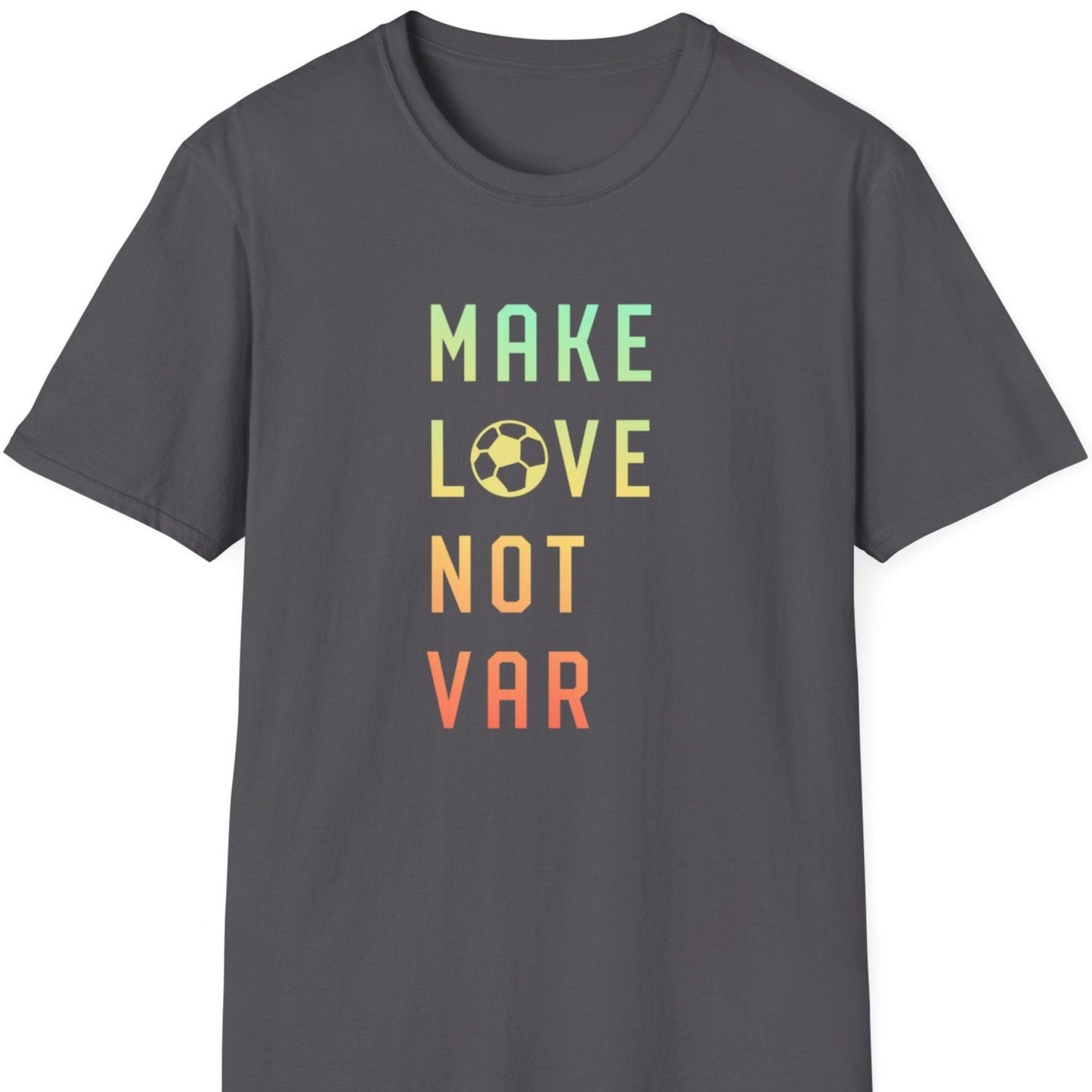 T-skjorte med teksten "Make love not VAR" i farger på grå bakgrunn.