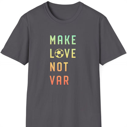 T-skjorte med teksten "Make love not VAR" i farger på grå bakgrunn.