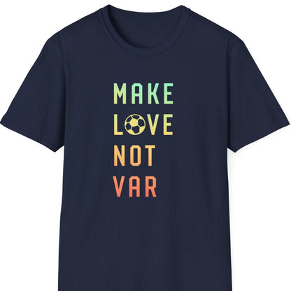T-skjorte med teksten "Make love not VAR" i farger på mørk blå bakgrunn.