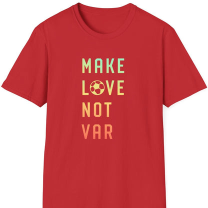 T-skjorte med teksten "Make love not VAR" i farger på rød bakgrunn.