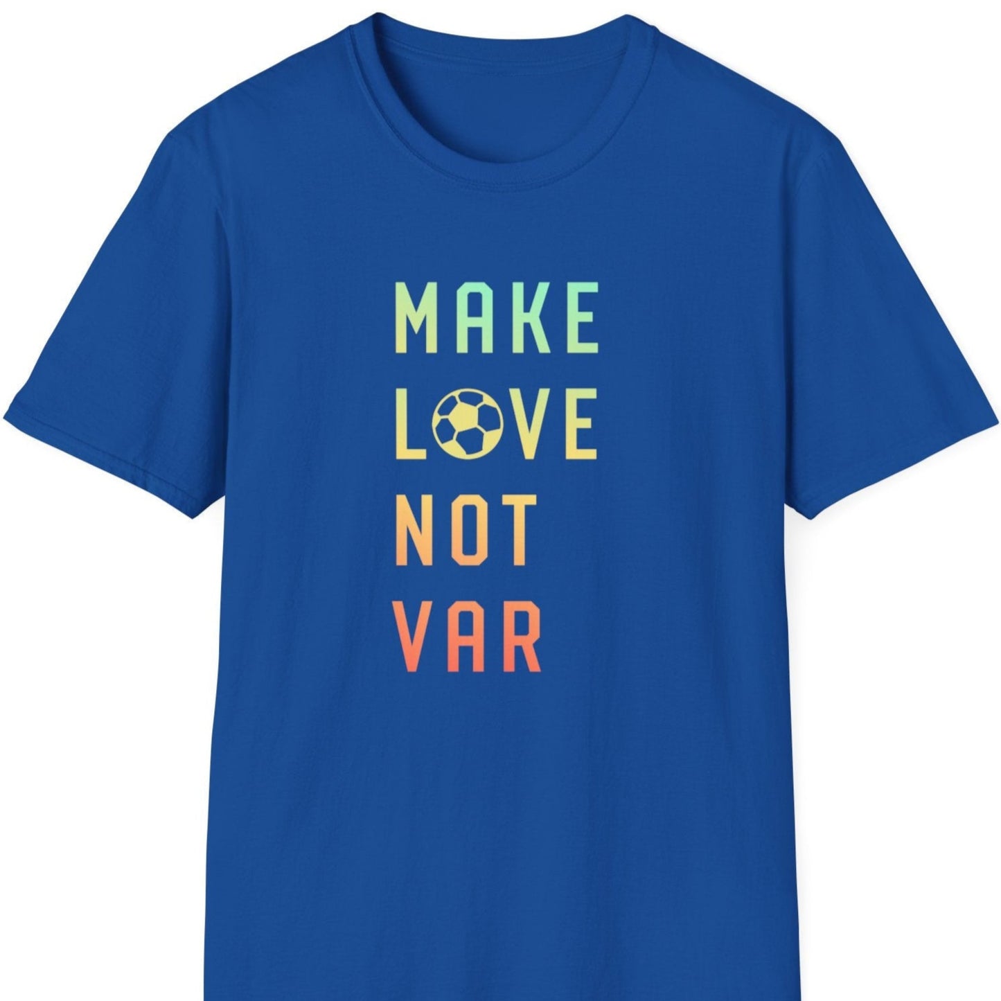 T-skjorte med teksten "Make love not VAR" i farger på blå bakgrunn.