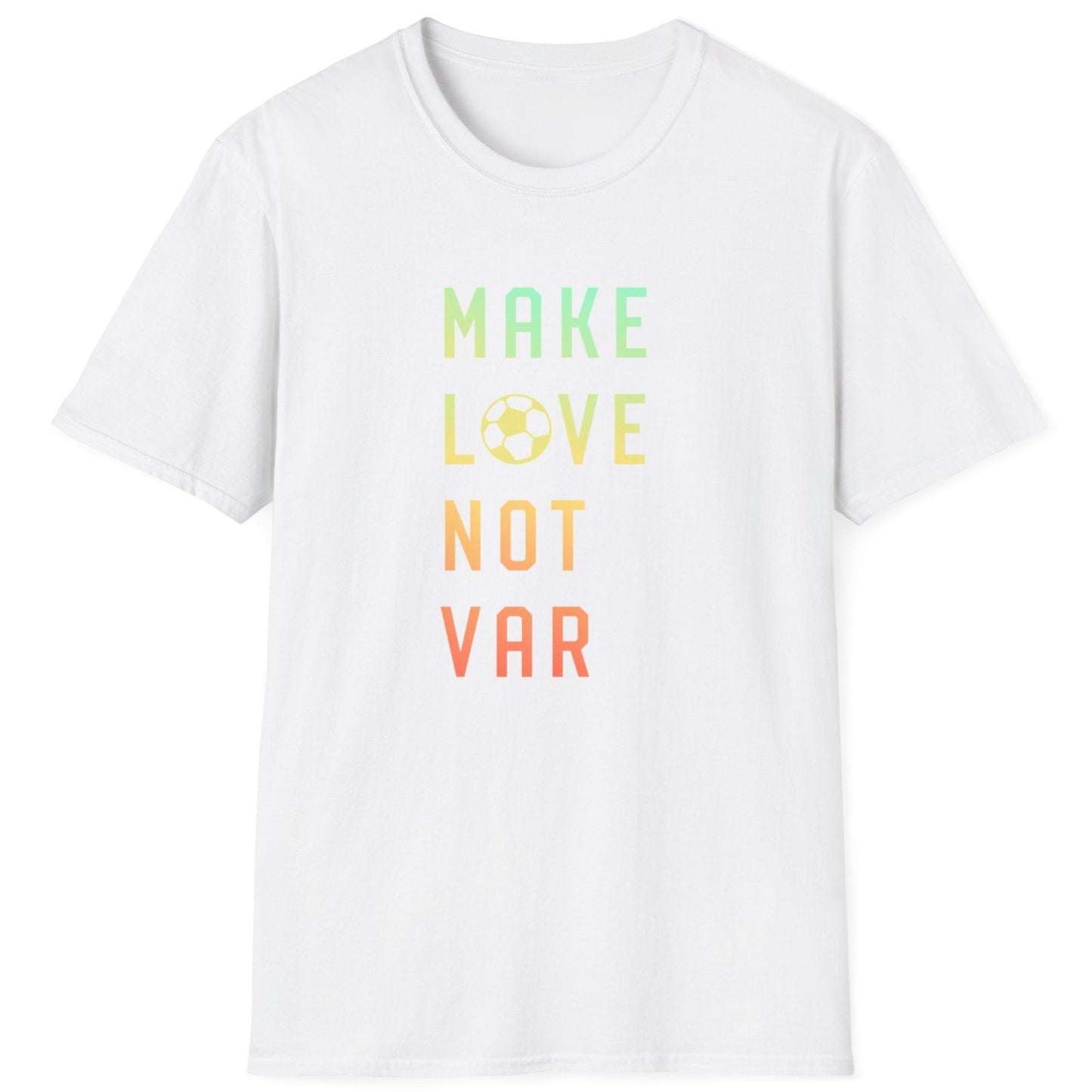 T-skjorte med teksten "Make love not VAR" i farger på hvit bakgrunn.
