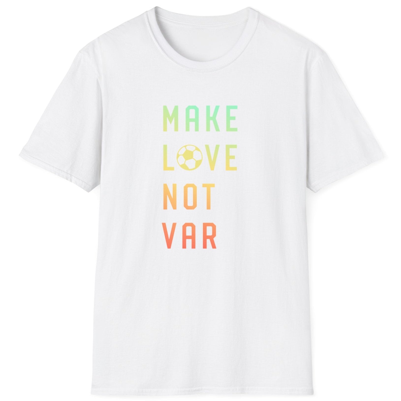T-skjorte med teksten "Make love not VAR" i farger på hvit bakgrunn.