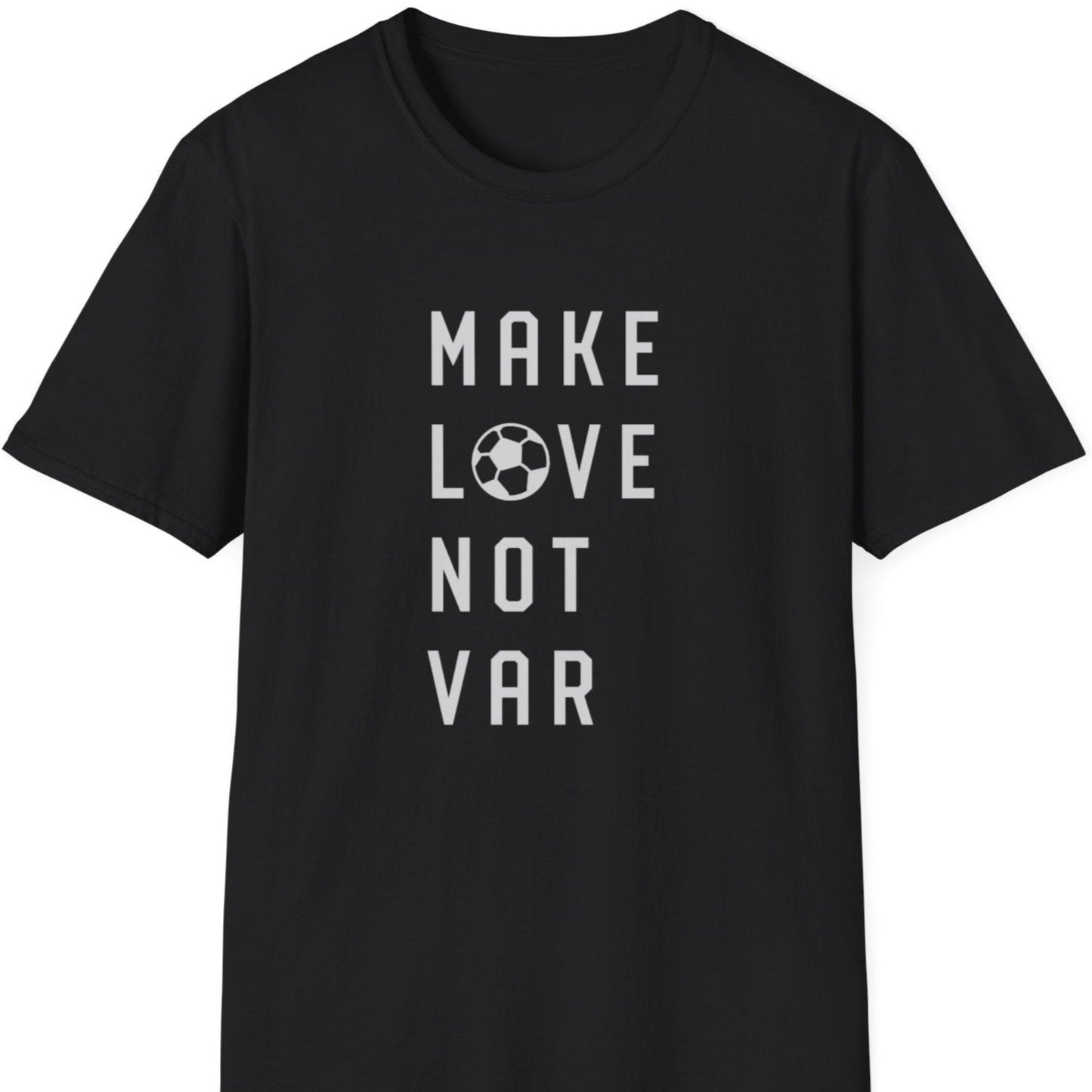 Svart t-skjorte med teksten "Make love not VAR"