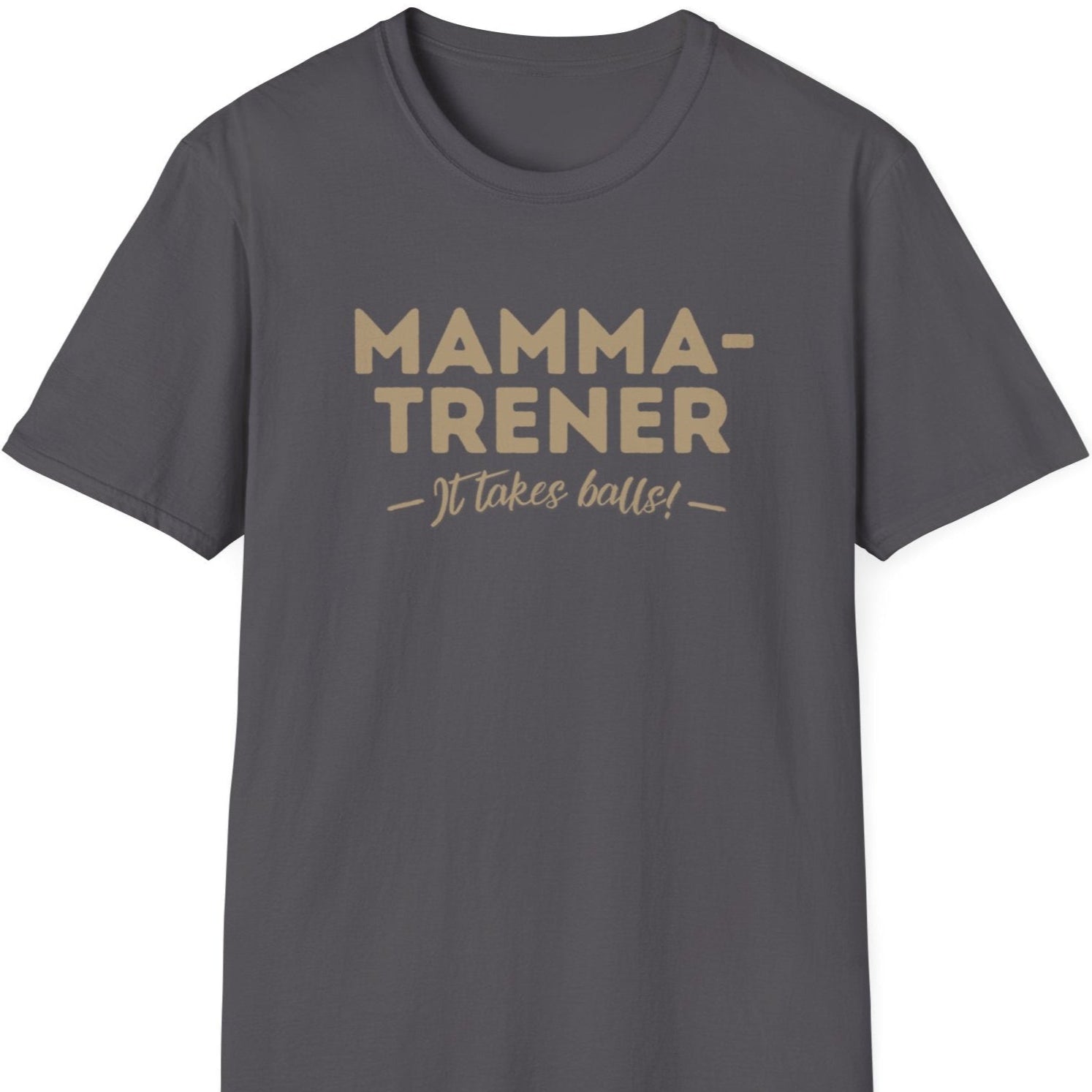 Mørk grå t-skjorte med teksten Mammatrener - it takes balls!