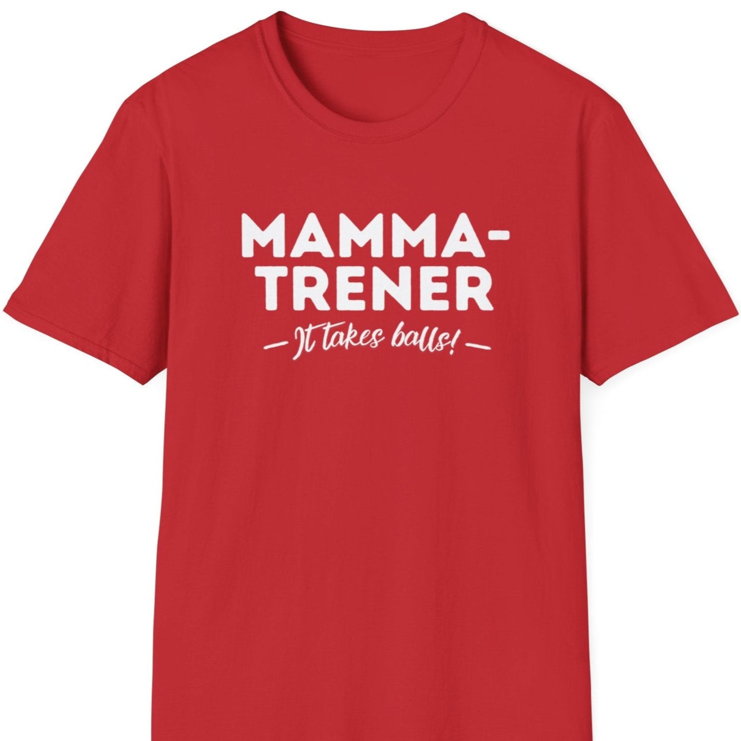Rød t-skjorte med teksten Mammatrener - it takes balls!