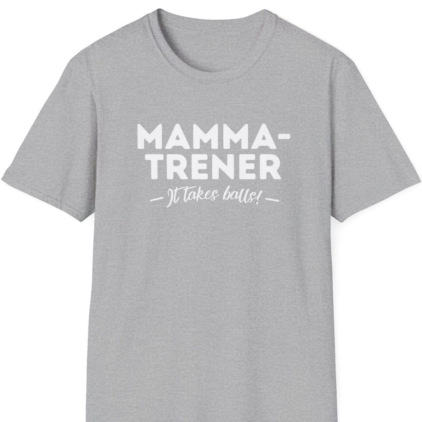 Lys grå t-skjorte med teksten "mammatrener - it takes balls!"