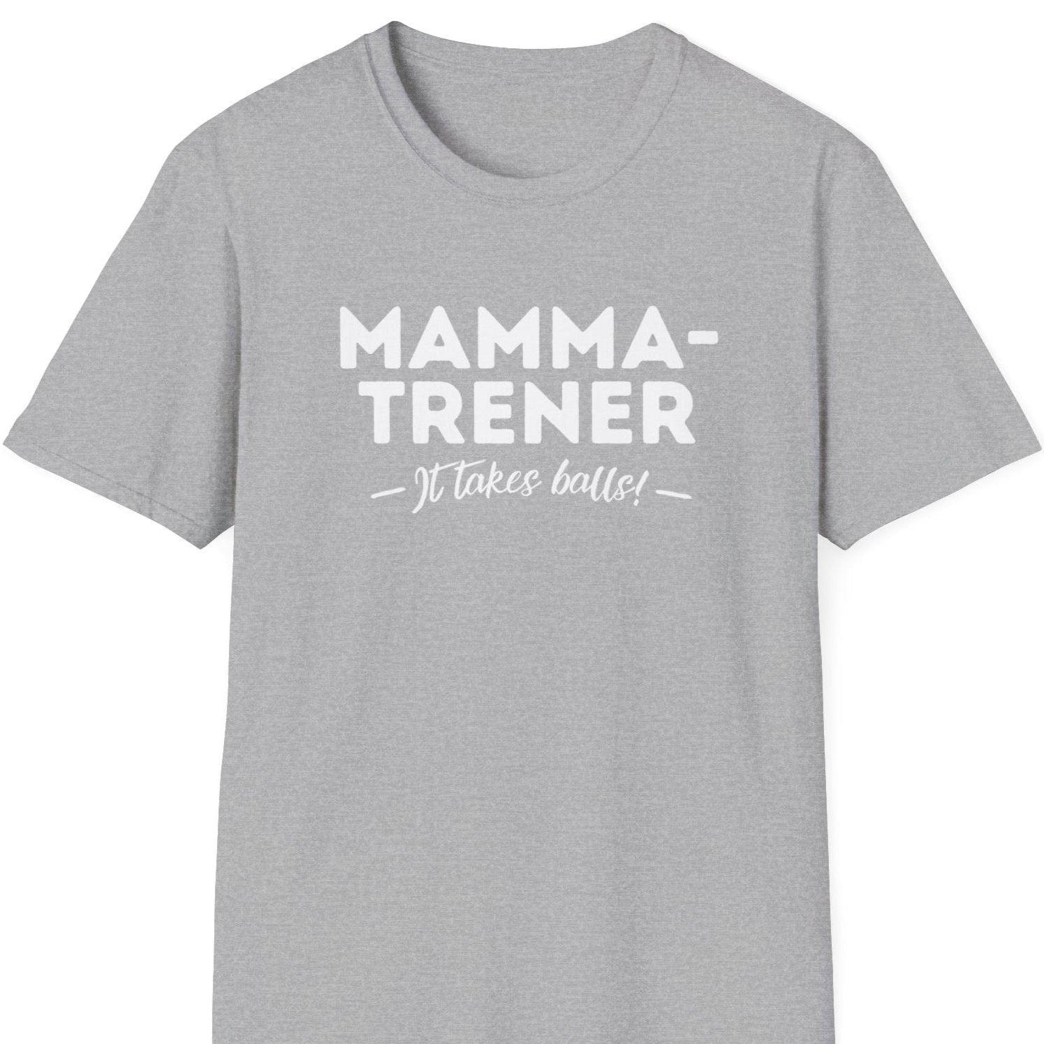 Lys grå t-skjorte med teksten "mammatrener - it takes balls!"