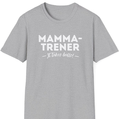 Lys grå t-skjorte med teksten "mammatrener - it takes balls!"