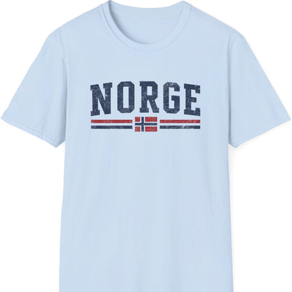 Lys blå T-skjorte med skriften Norge og norsk flagg. Retro utseende. 