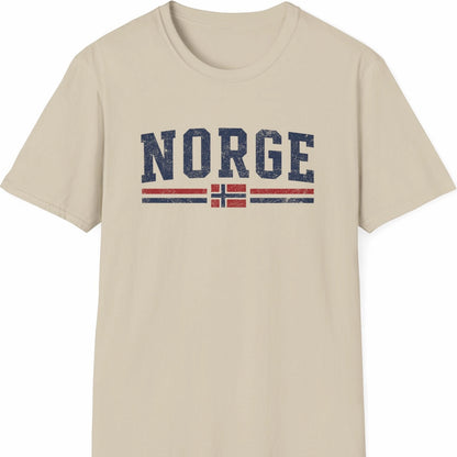 Sandfarget T-skjorte med skriften Norge og norsk flagg. Retro utseende. 