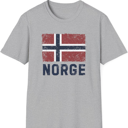 Lys grå T-skjorte med slitt norsk flagg og teksten NORGE i vintage-stil