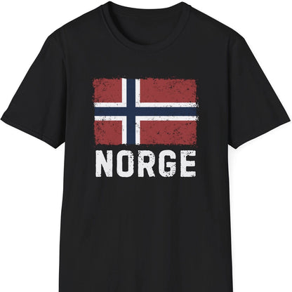 Svart T-skjorte med slitt norsk flagg og teksten NORGE i vintage-stil