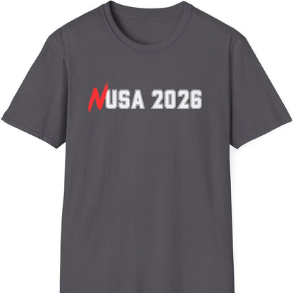 Minimalistisk NUSA 2026-trykk med rød håndskrevet N og hvite amerikanske varsity-bokstaver, laget for norsk fotballsupporter-T-skjorte -