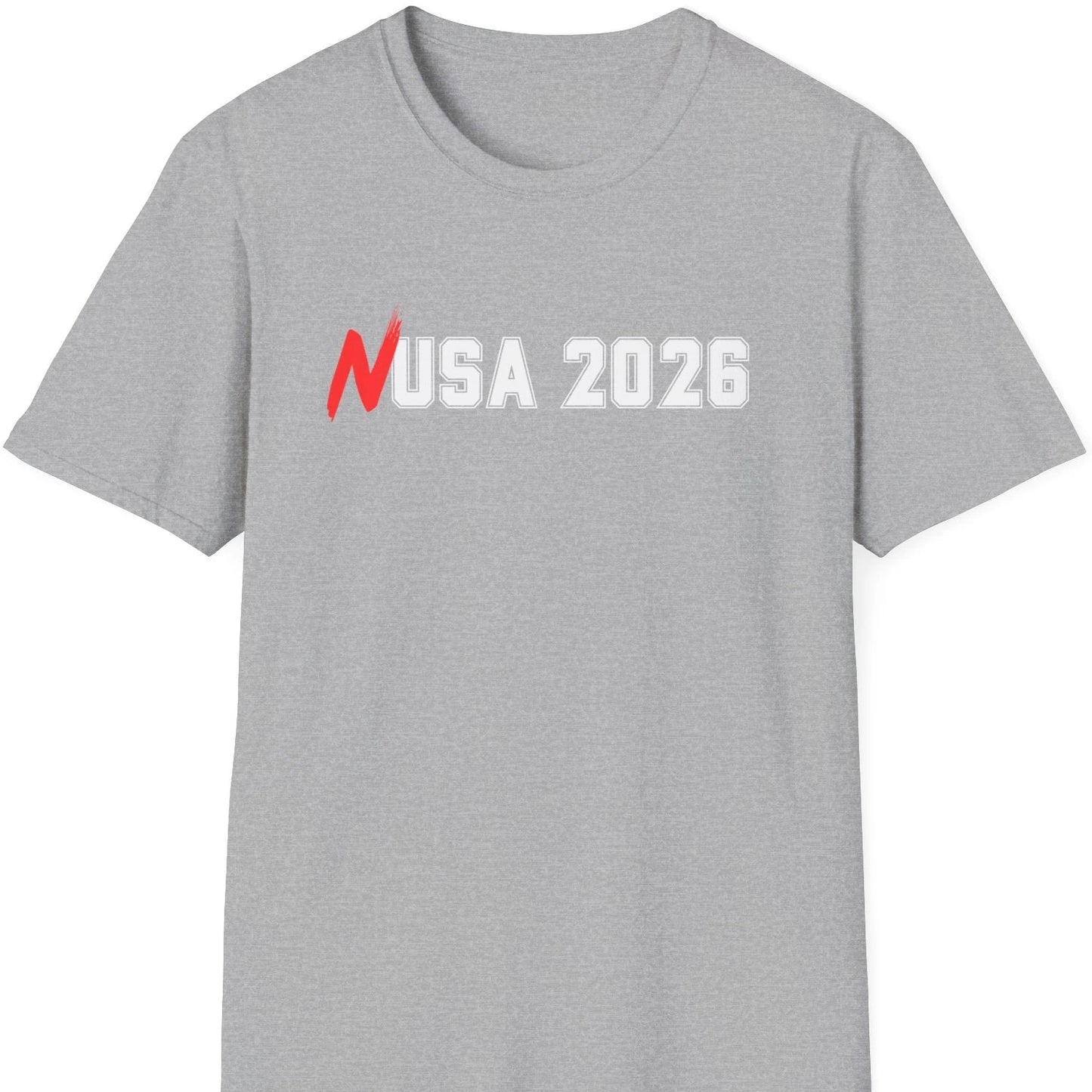 Minimalistisk NUSA 2026-trykk med rød håndskrevet N og hvite amerikanske varsity-bokstaver, laget for norsk fotballsupporter-T-skjorte