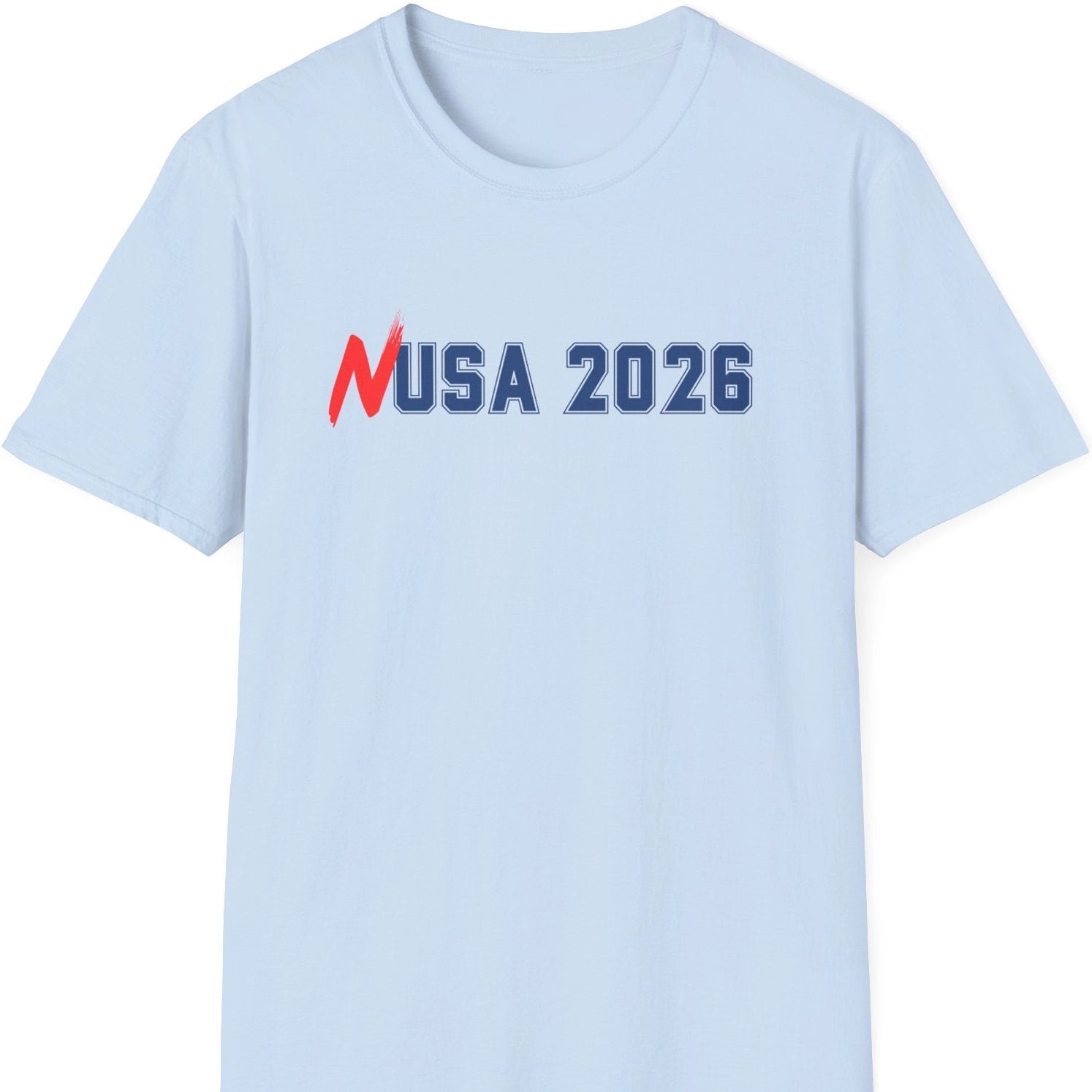 NUSA 2026-trykk med rød håndskrevet N og hvite amerikanske varsity-bokstaver, laget for norsk fotballsupporter-T-skjorte.