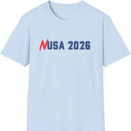 NUSA 2026-trykk med rød håndskrevet N og hvite amerikanske varsity-bokstaver, laget for norsk fotballsupporter-T-skjorte.
