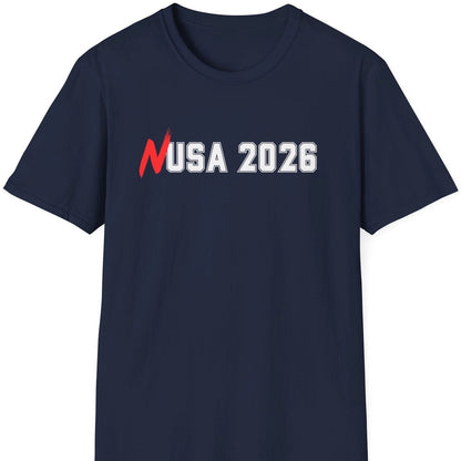 Minimalistisk NUSA 2026-trykk med rød håndskrevet N og hvite amerikanske varsity-bokstaver, laget for norsk fotballsupporter-T-skjorte.