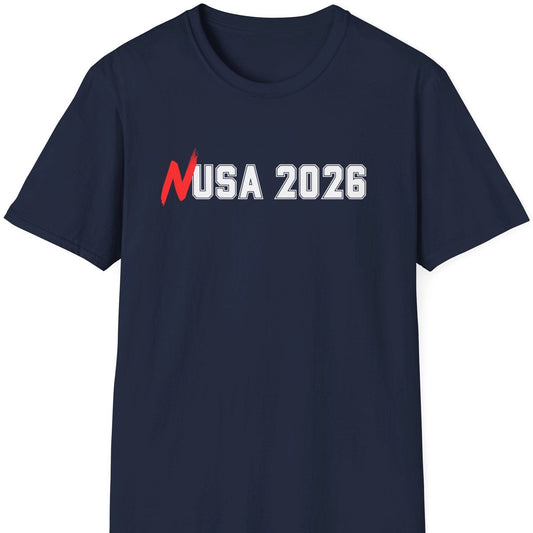 Minimalistisk NUSA 2026-trykk med rød håndskrevet N og hvite amerikanske varsity-bokstaver, laget for norsk fotballsupporter-T-skjorte.