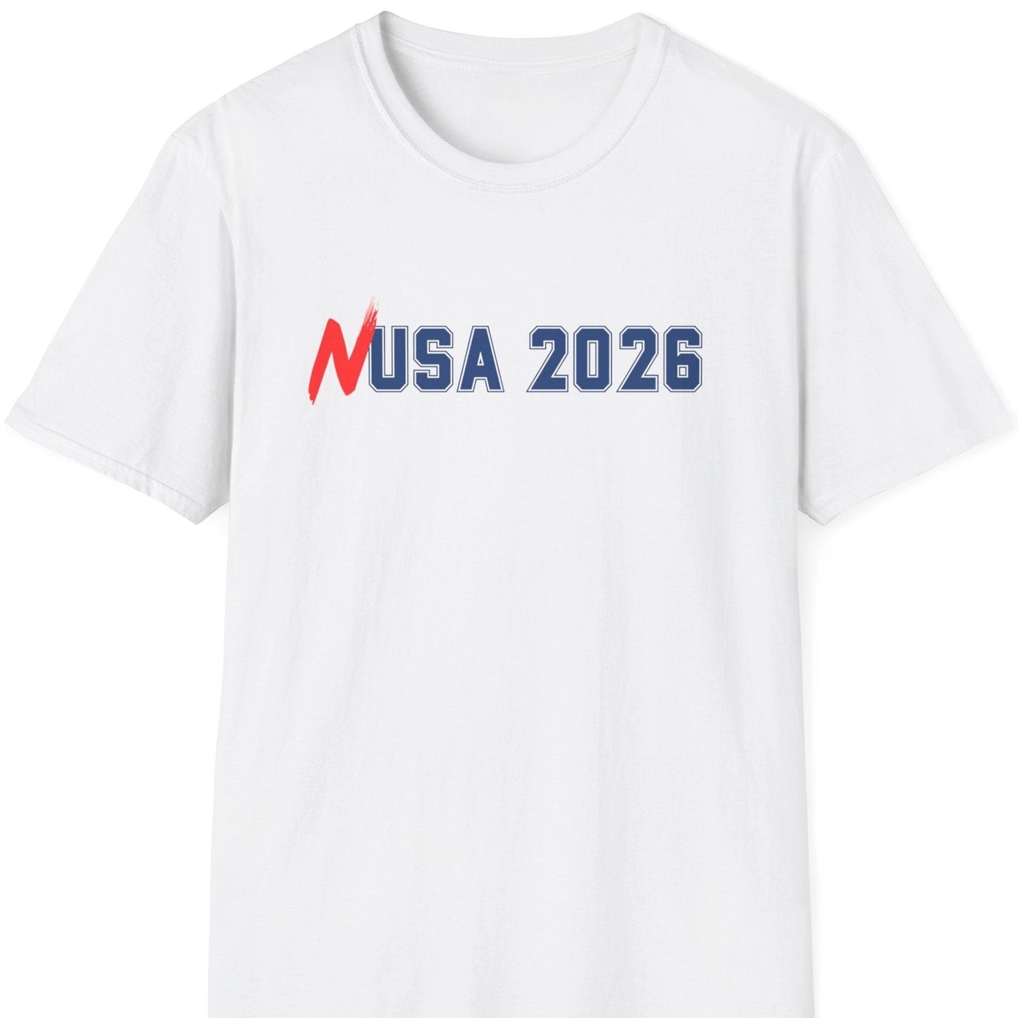 Minimalistisk NUSA 2026-trykk med rød håndskrevet N og hvite amerikanske varsity-bokstaver, laget for norsk fotball-T-skjorte