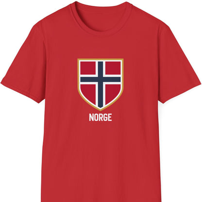 Rød T-skjorte med norsk flagg som skjold og teksten "Norge"