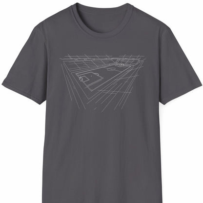 T-skjorte med hvit strekillustrasjon av fotballstadion på grå bakgrunn.