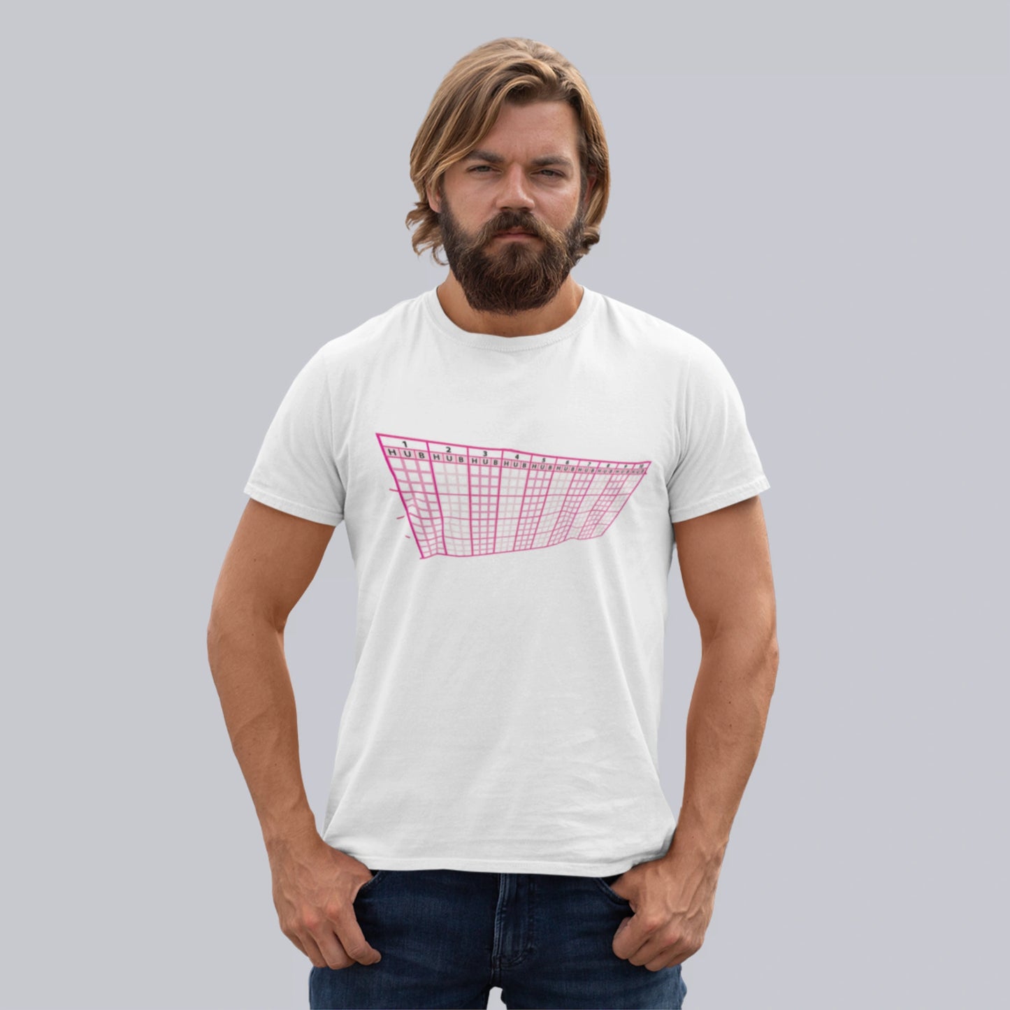 Mann iført hvit T-skjorte med rosa grafisk motiv som ligner en klassisk tippekupong i perspektiv.