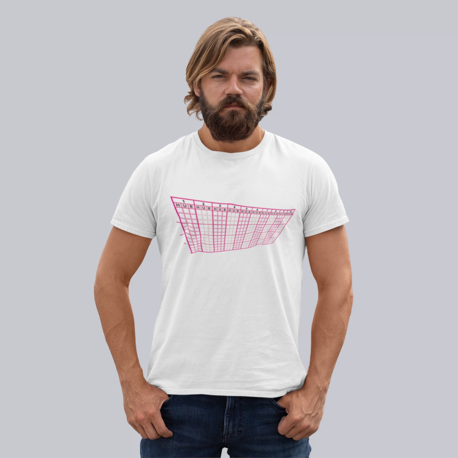 Mann iført hvit T-skjorte med rosa grafisk motiv som ligner en klassisk tippekupong i perspektiv.