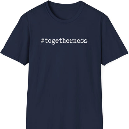 Mørk blå t-skjorte med skriften #togetherness.