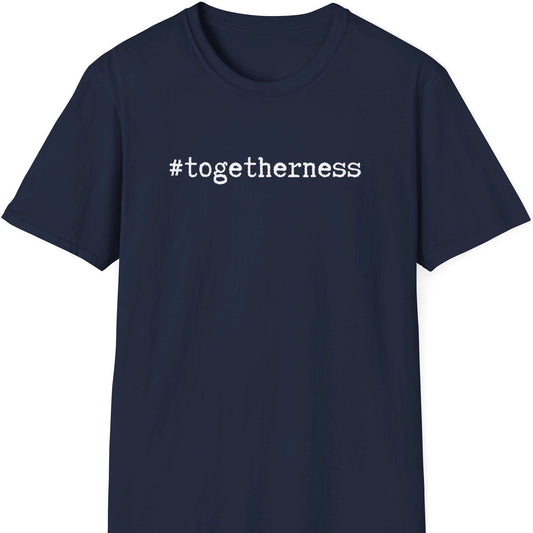Mørk blå t-skjorte med skriften #togetherness.