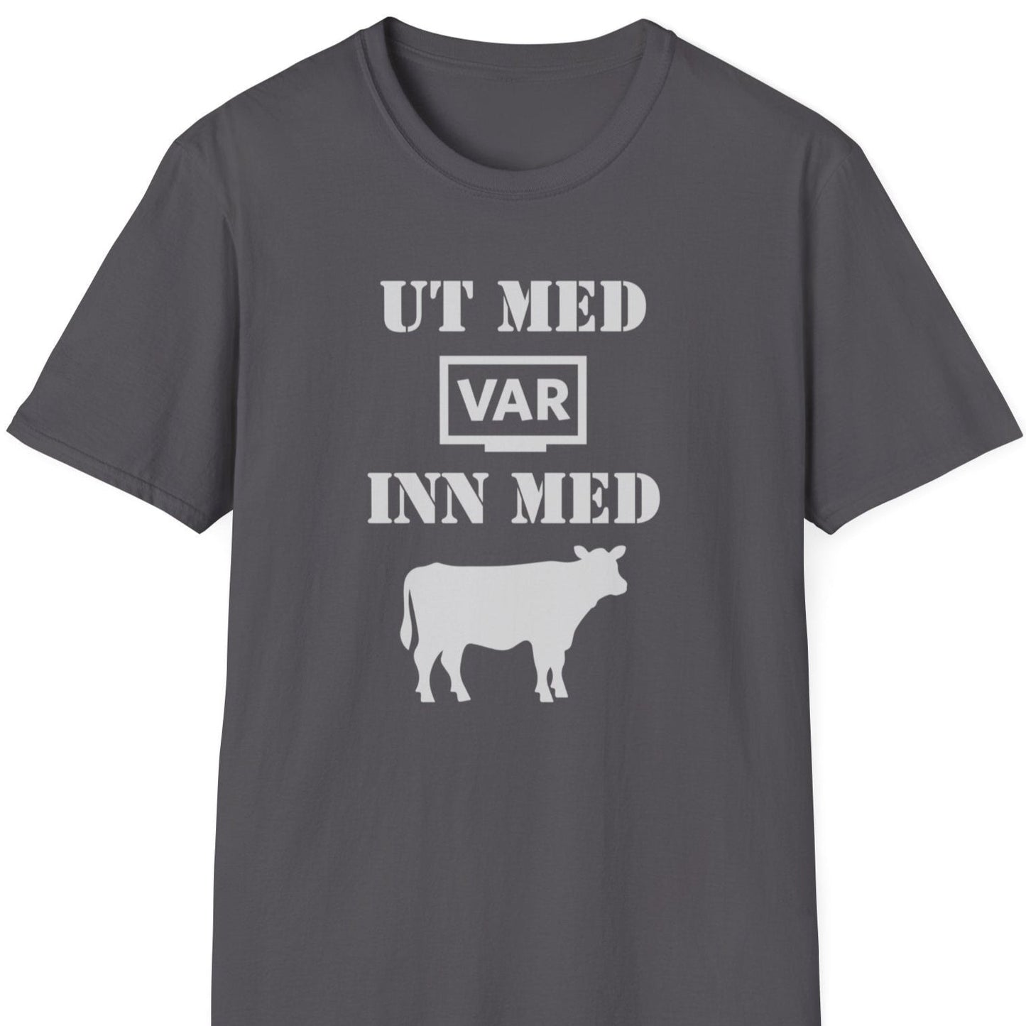 Grå t-skjorte med teksten "Ut med VAR, inn med kua"