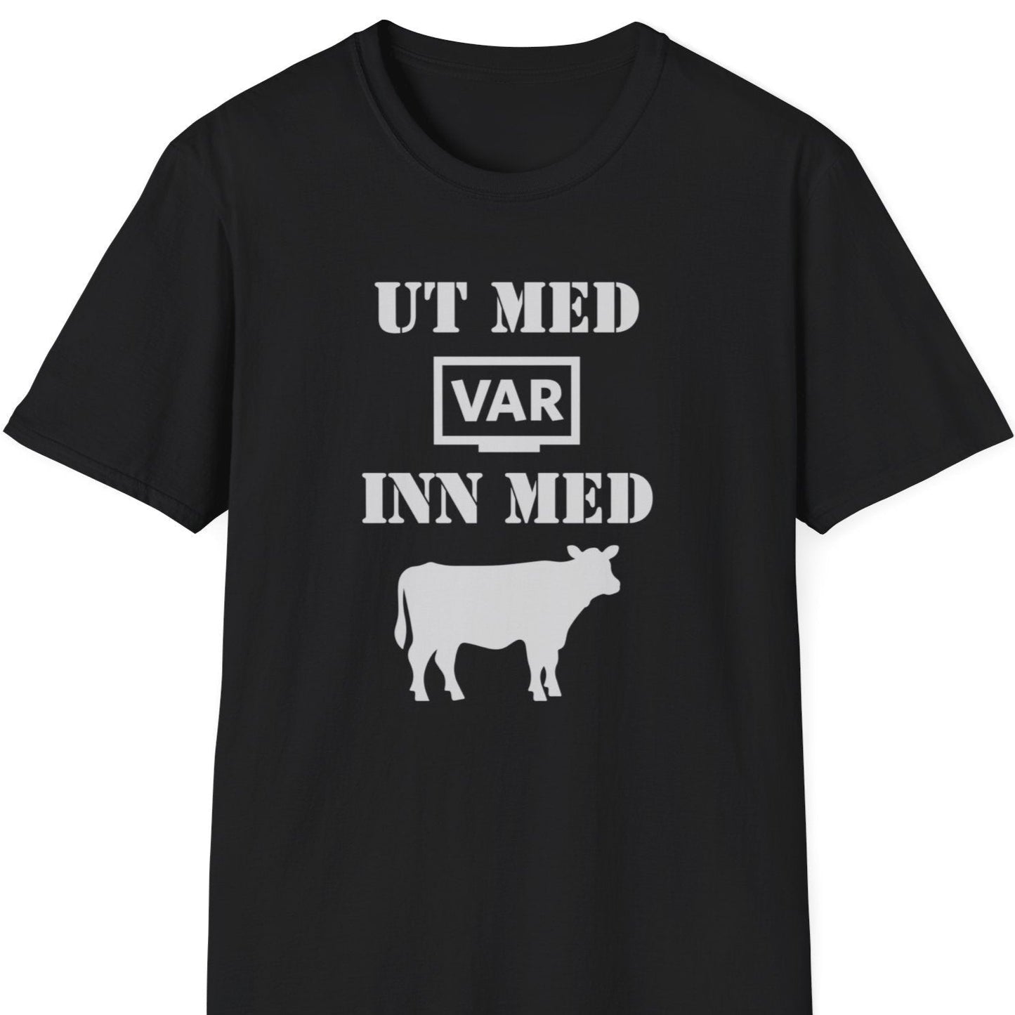 Svart t-skjorte med teksten "Ut med VAR, inn med kua"