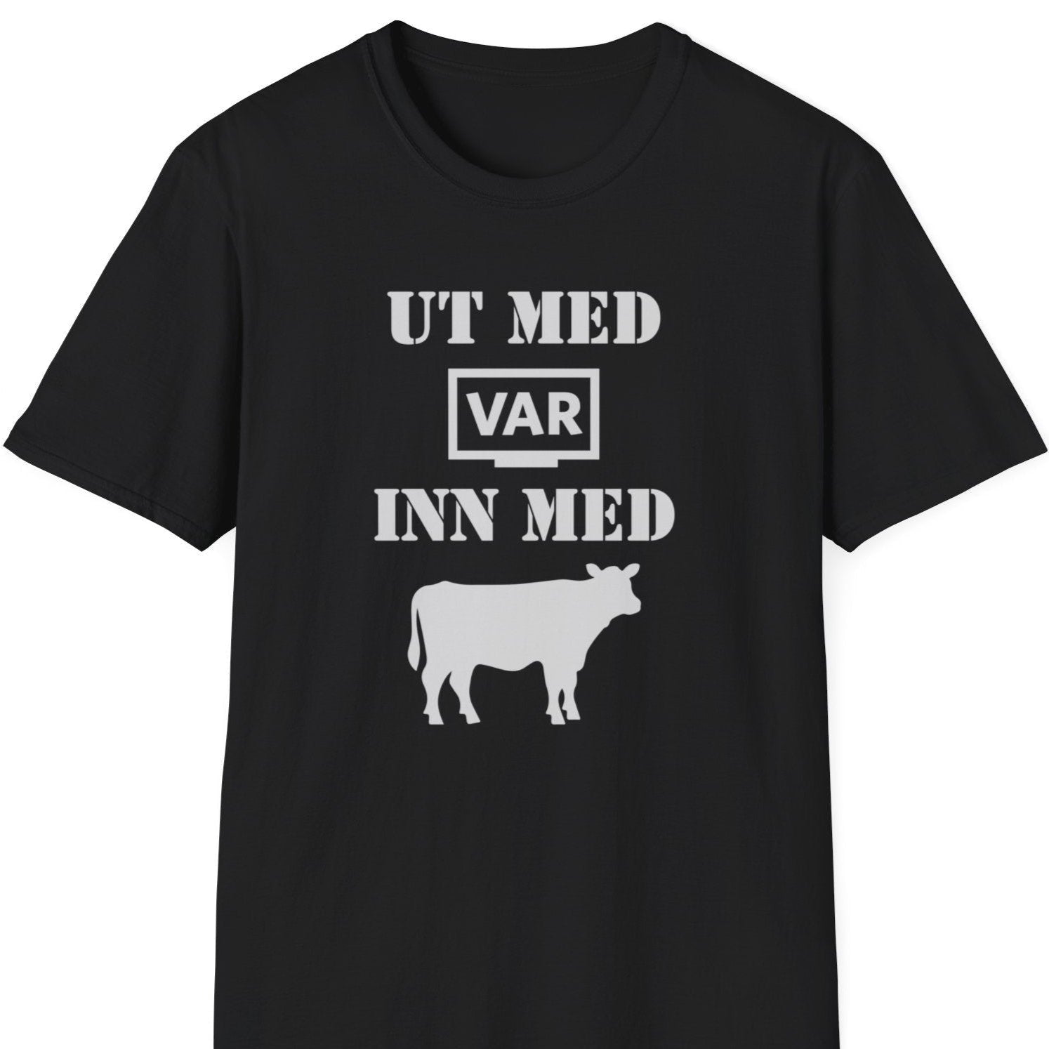 Svart t-skjorte med teksten "Ut med VAR, inn med kua"
