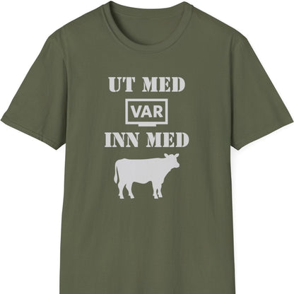 Military Green T-skjorte med teksten 'UT MED VAR, INN MED KUA'.