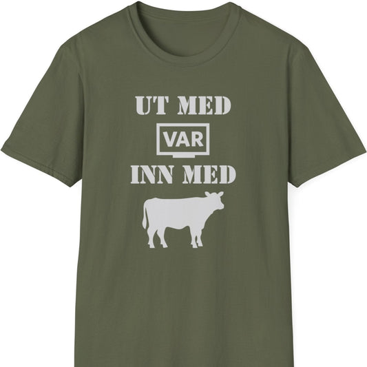 Military Green T-skjorte med teksten 'UT MED VAR, INN MED KUA'.