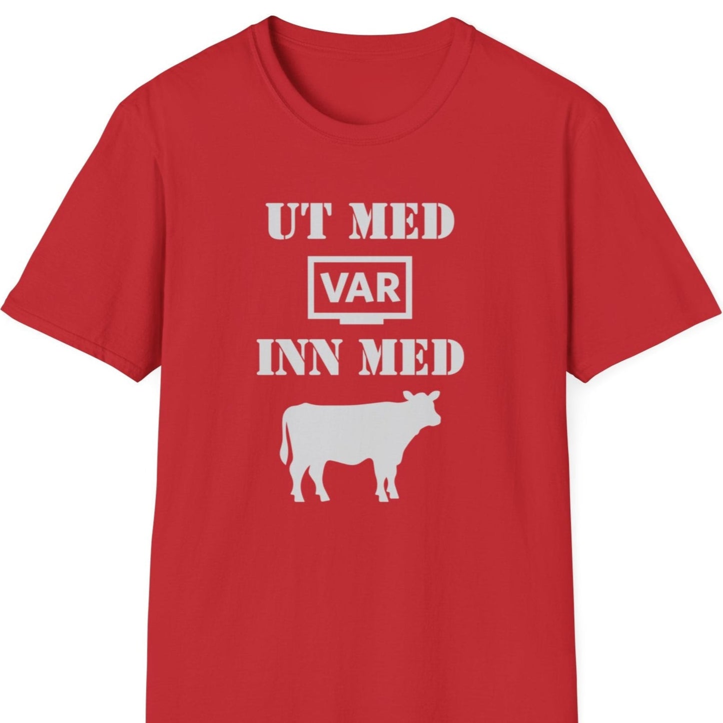 Rød t-skjorte med teksten "Ut med VAR, inn med kua"
