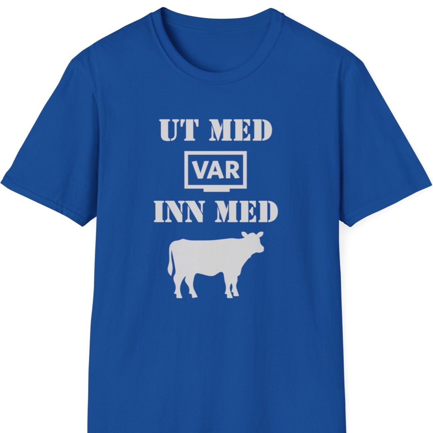 Blå t-skjorte med teksten "Ut med VAR, inn med kua"