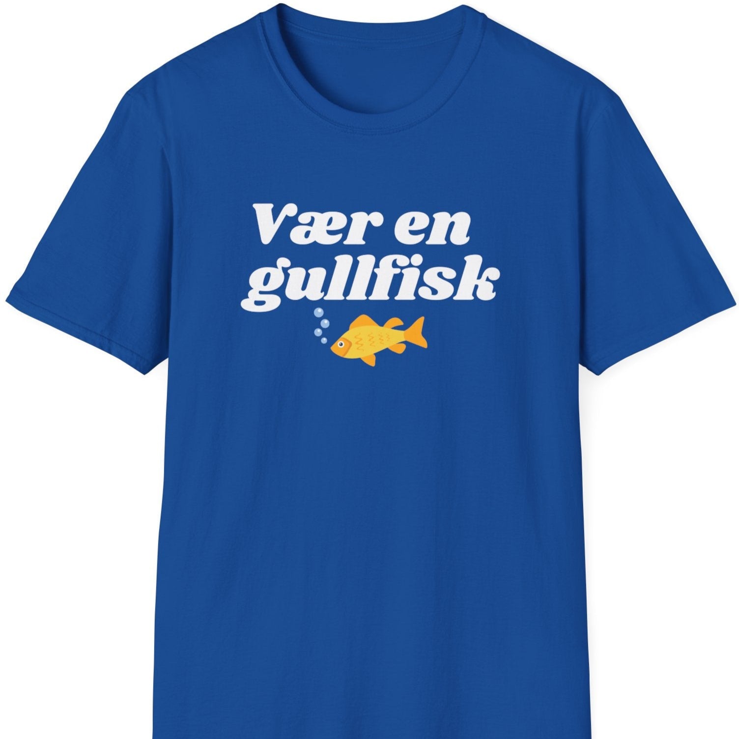 Blå t-skjorte med teksten "Vær en gullfisk"