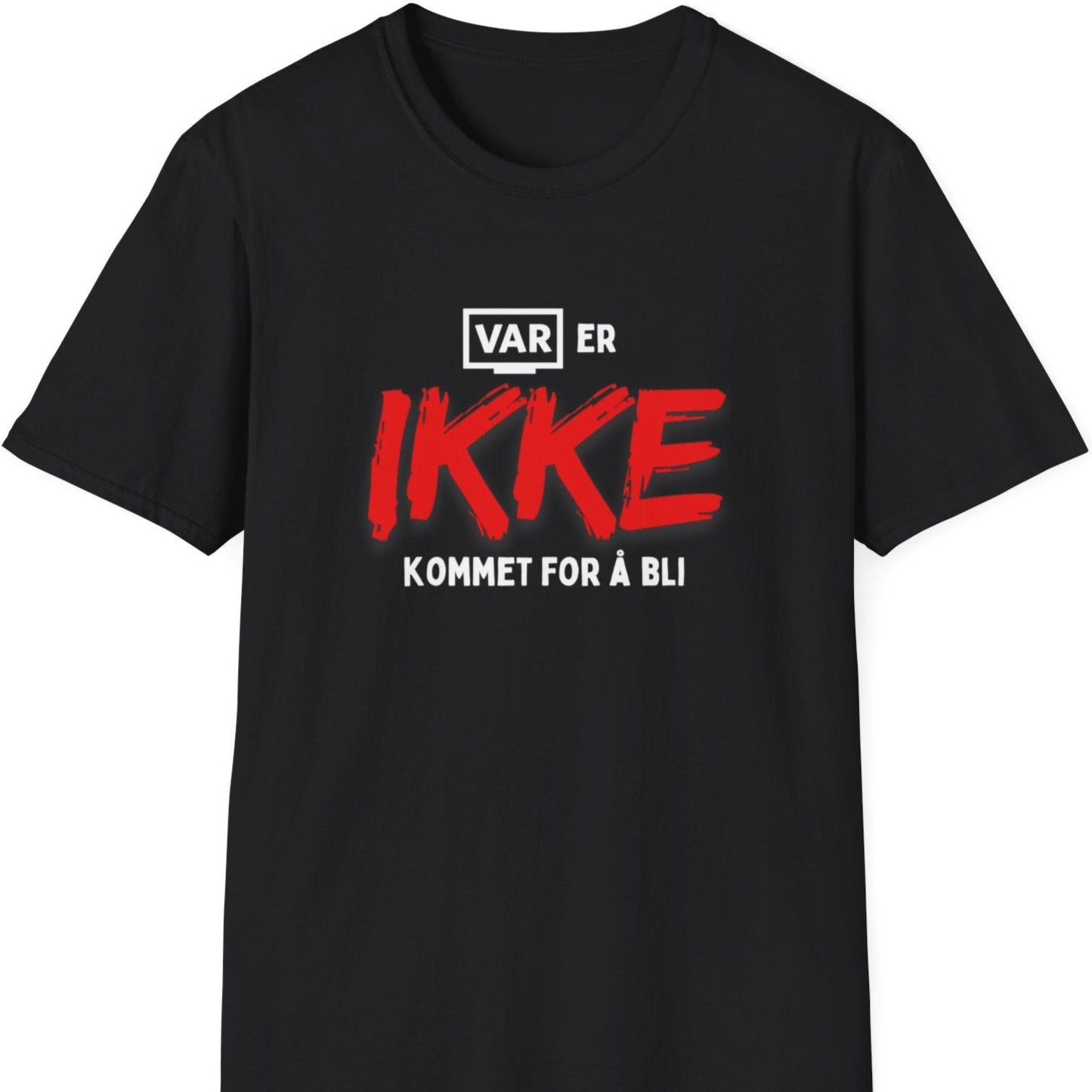 Svart t-skjorte med teksten "VAR er IKKE kommet for å bli"